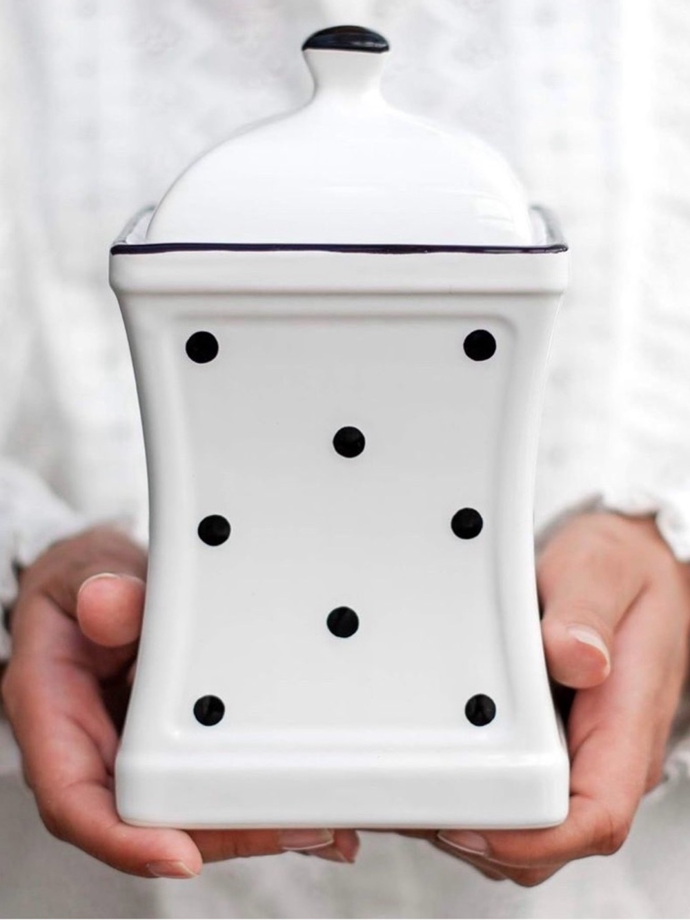 ✨ NWT – Handmade Ceramic Storage Jar ✨
🤍 Black & White Polka Dot Design